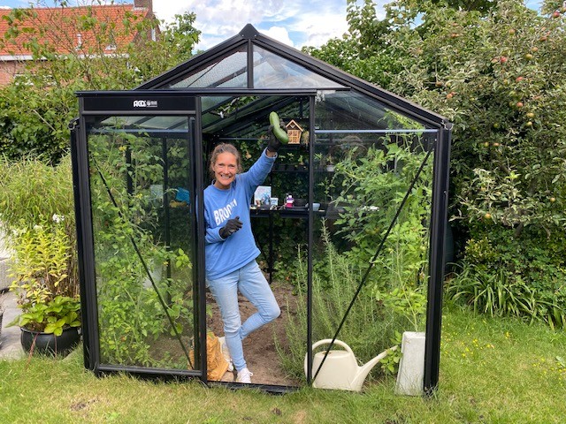 Anne-Mieke vol trots meet haar eigen verbouwde courgette