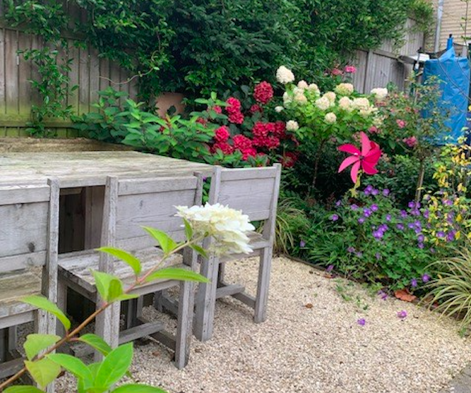 Door het grind kan het regenwater een weg naar de grond vinden