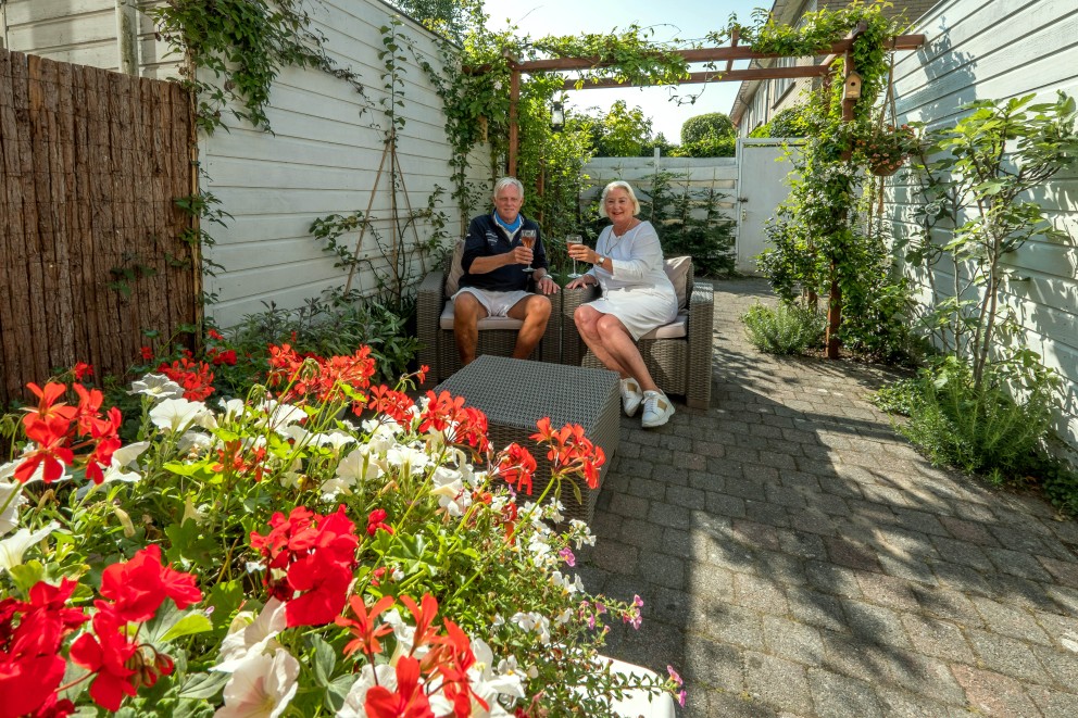 Theo en Jenny in hun opknaptuin in Castricum