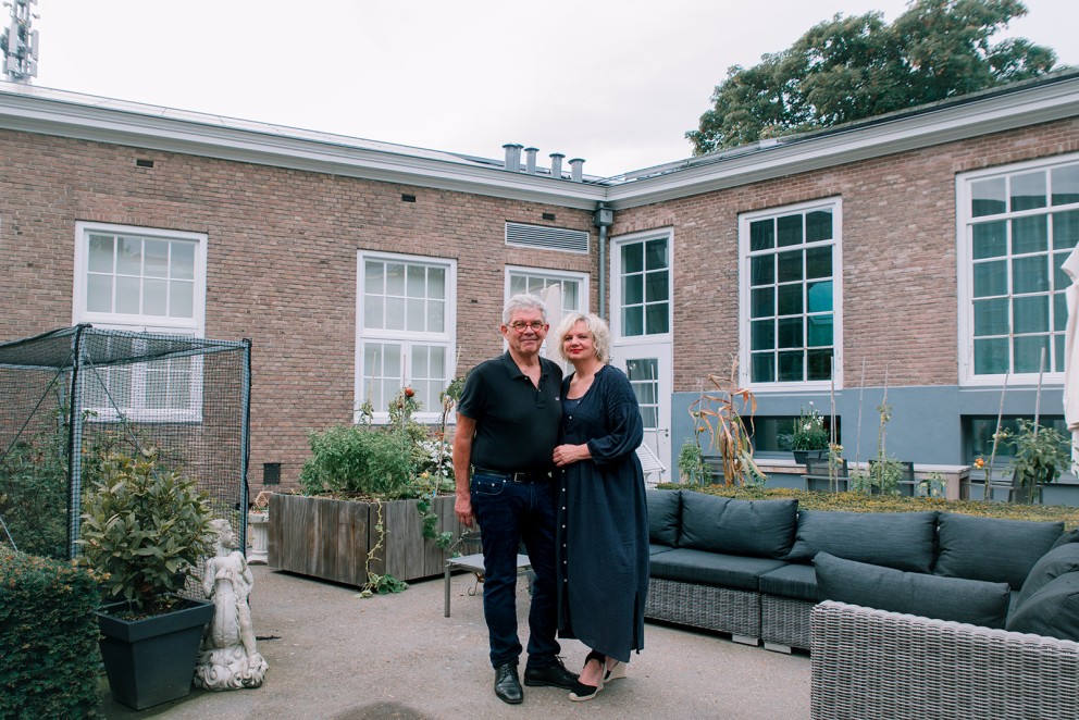 Ben en Corina in hun tuin | Foto: Sheena Schouwink