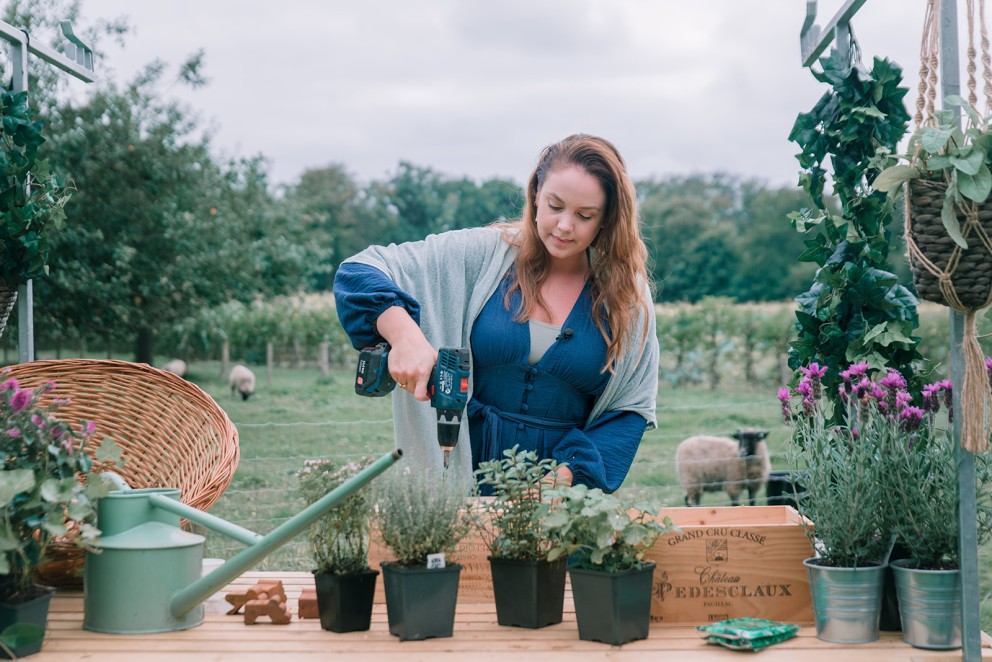 Anne boort gaten in het kistje | Foto: Sheena Schouwink