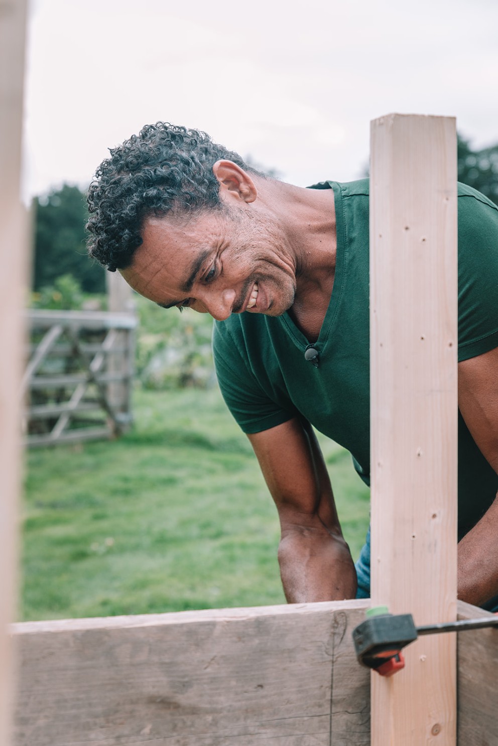 Martin klust met steigerhout | Foto: Sheena Schouwink