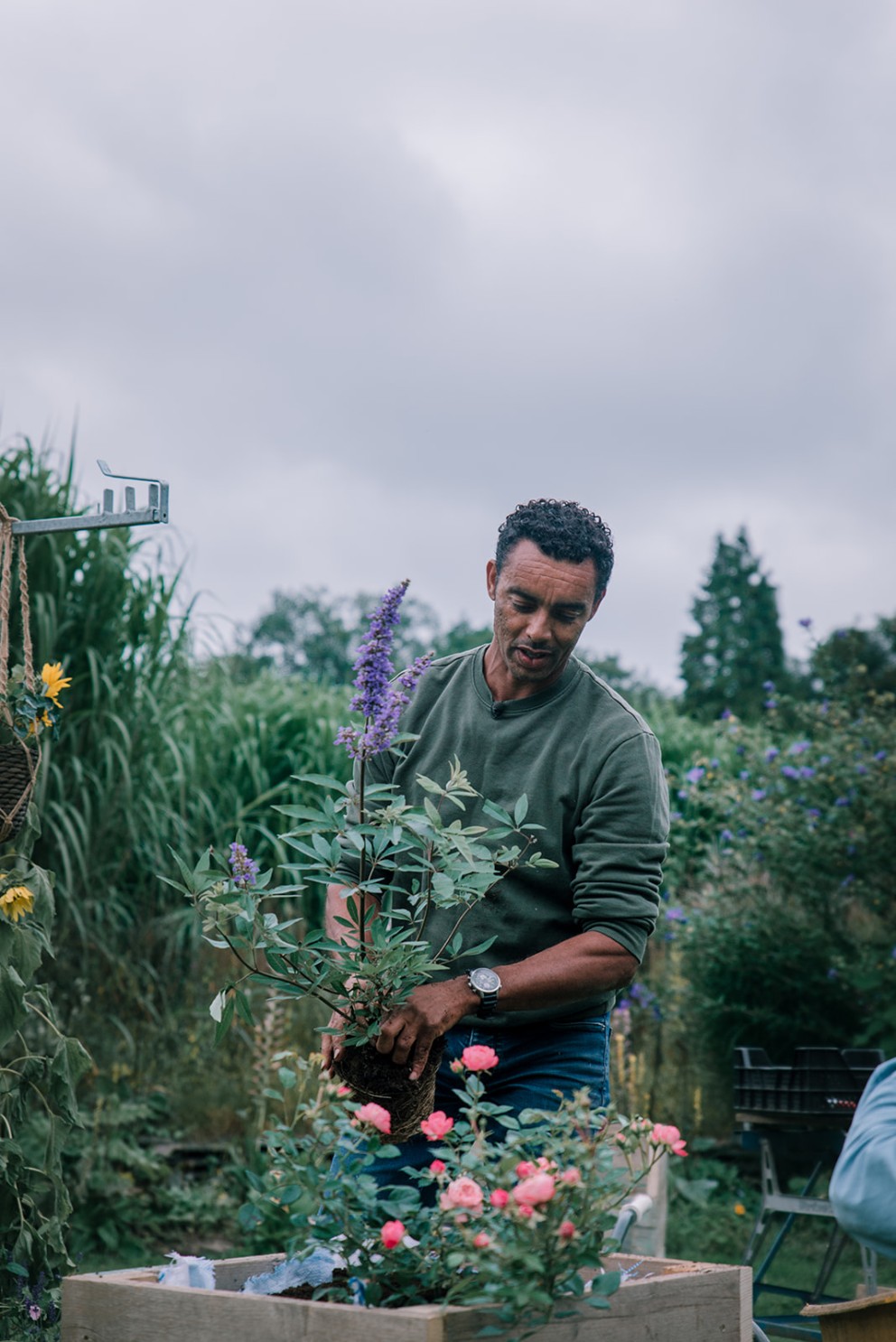 Martin aan de slag met de workshop voor een plantenbak | Foto: Sheena Schouwink