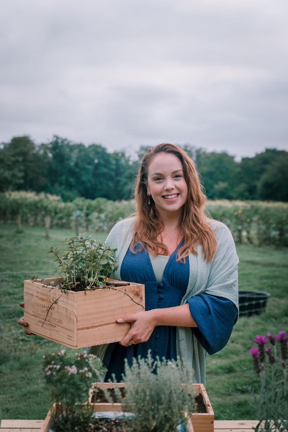 Anne plant deze kruiden in een leuk wijnkistje | Foto: Sheena Schouwink