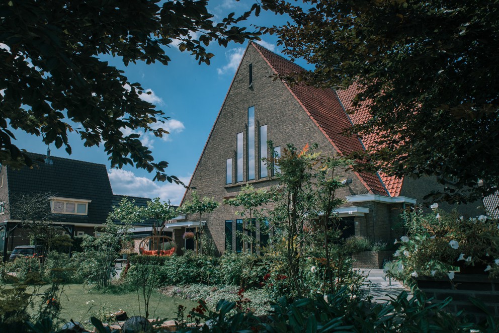 Exterieur van de kerk gezien vanuit de tuin | Foto: Sheena Schouwink