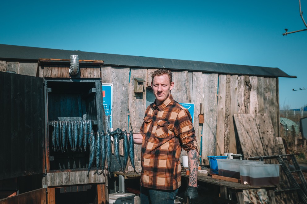 Niels met zijn gerookte vis op de rokerij | Foto: Sheena Schouwink