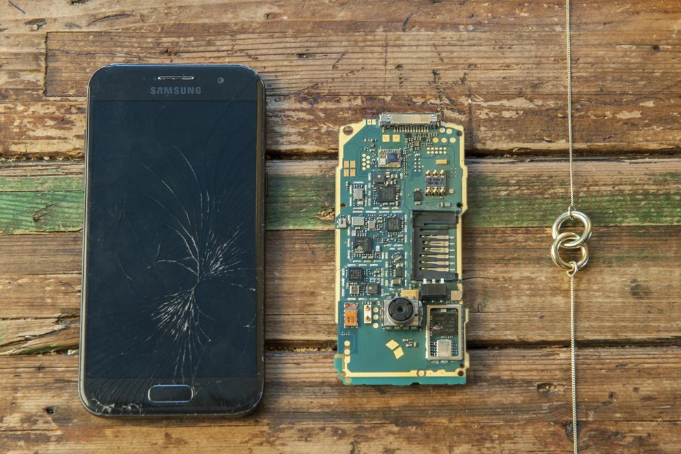 Uit je oude mobiel kunnen edelmetalen zoals goud en zilver gewonnen worden | beeld: NOWA