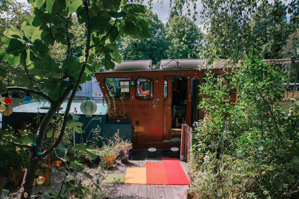 De entree van het woonschip van Pepijn en Ivo