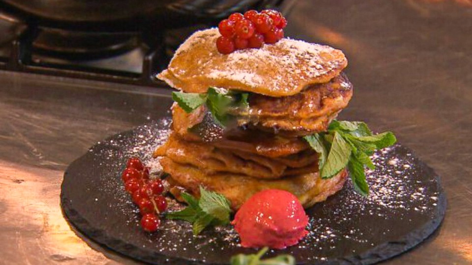 Pannenkoekentaart met pompoen, geitenkaas, rood fruit en walnoten