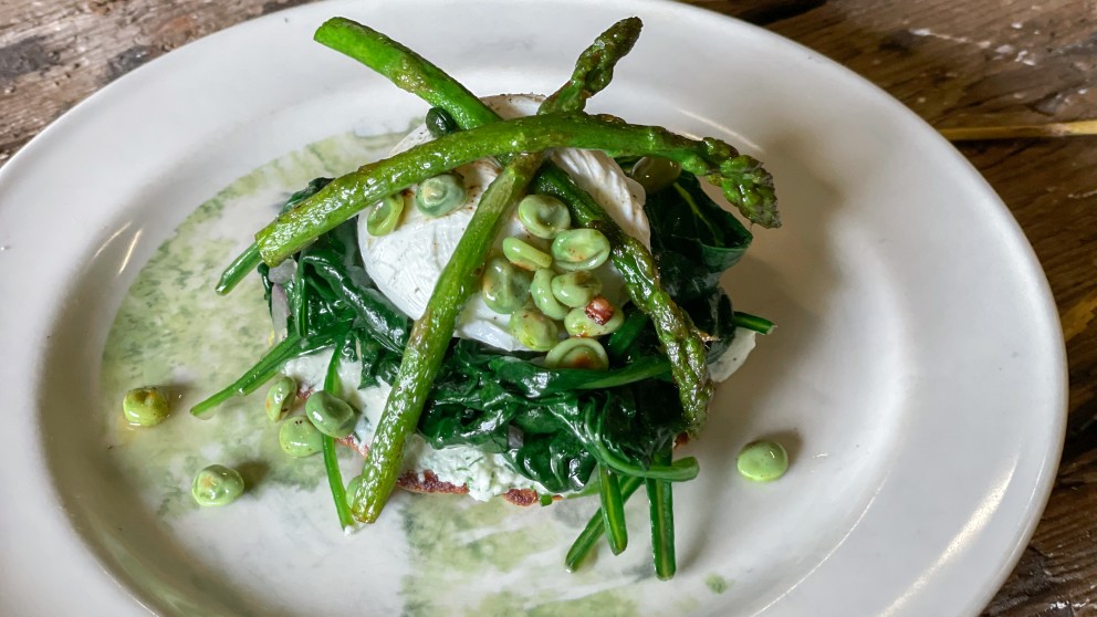 Blini's met groene asperges, spinazie en een gepocheerd eitje