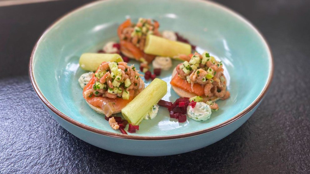 Blini's met gerookte zalm, Hollandse garnalen en roomkaas