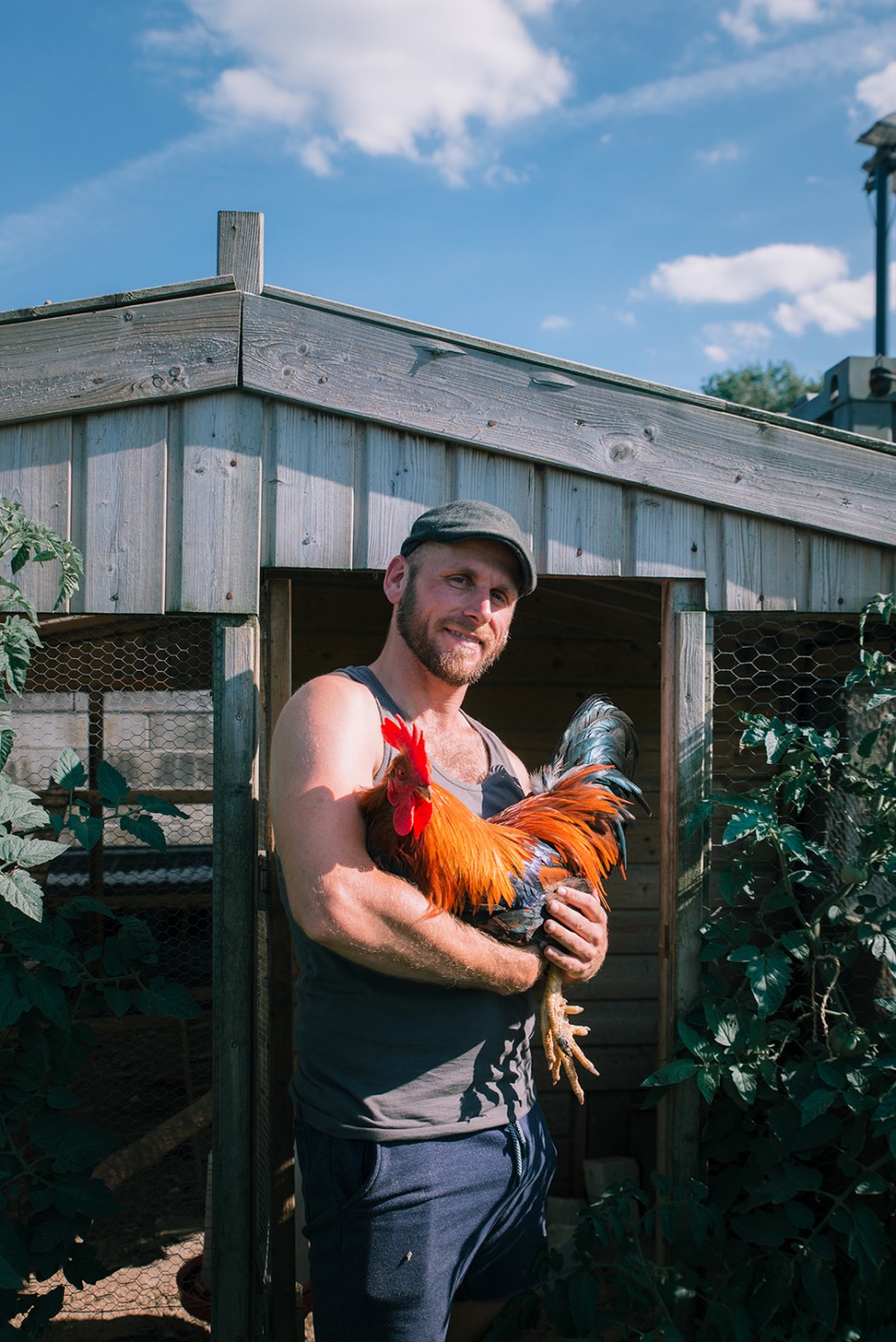 Boer Jeff met een van zijn kippen