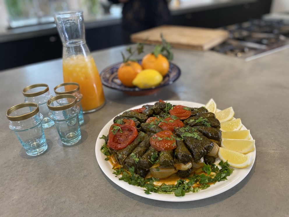 Druivenbladeren en uien gevuld met kruidig gehakt