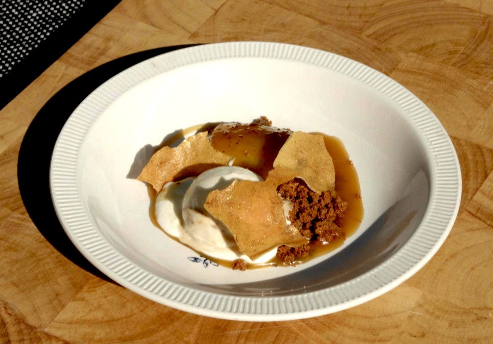 Dessert met appelstroopijs