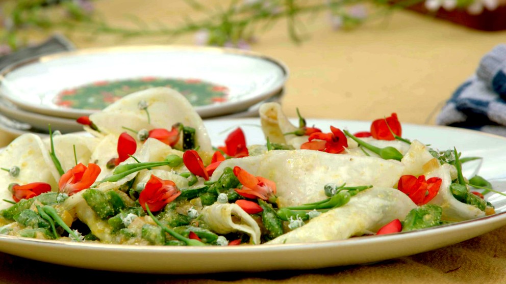 Culinair schrijver Nadia Zerouali maakt een heerlijk zomers gerecht: salade van gemarineerde rettich en boontjes met gekonfijte citroen én eetbare bloemen