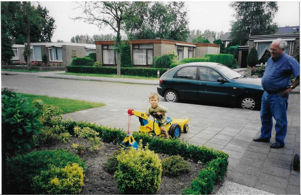 Niels met zijn opa in de tuin | Beeld: Privé archief Niels Treffers