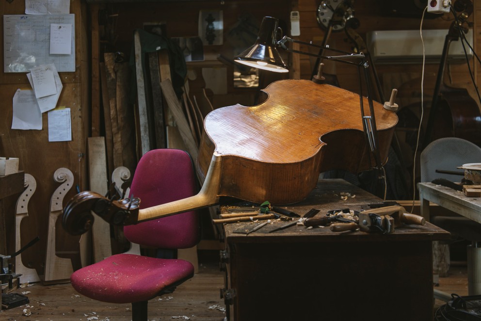 Contrabasbouwer Jurgen | Fotografie: Liesbeth Disbergen