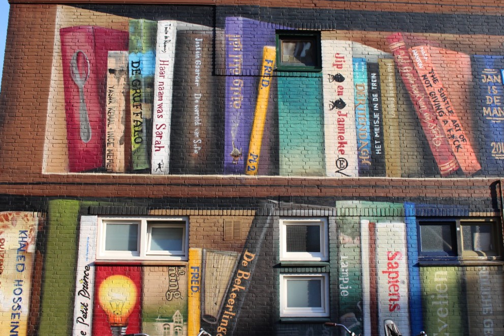 Muurschildering 'De Boekenkast' van Jan is de Man en Deef Feed op de Mimosastraat in Utrecht| Fotografie: Nathalie Bastiaanssen