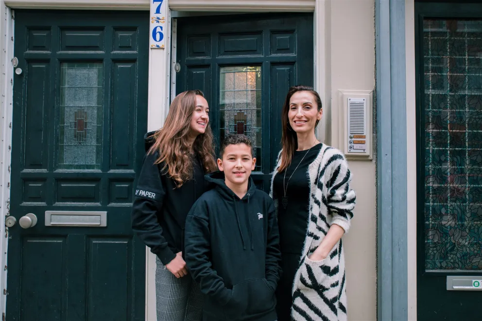 Elif Algu met kinderen voor hun huis
