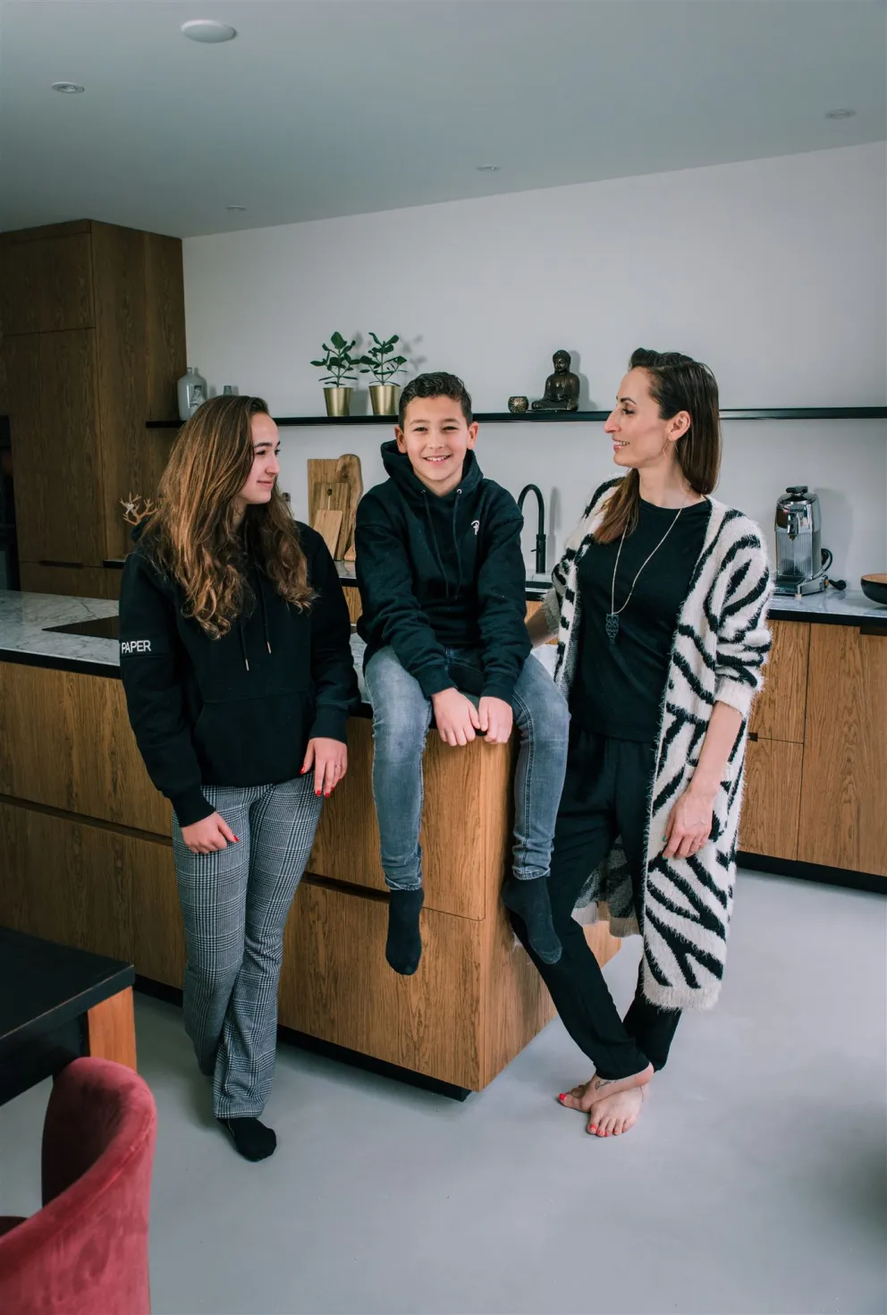 Elif Algu met kinderen