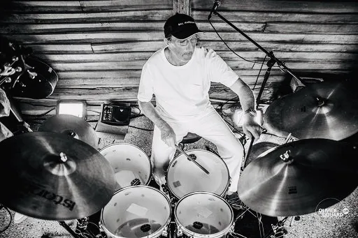 Alain Caron op de drums