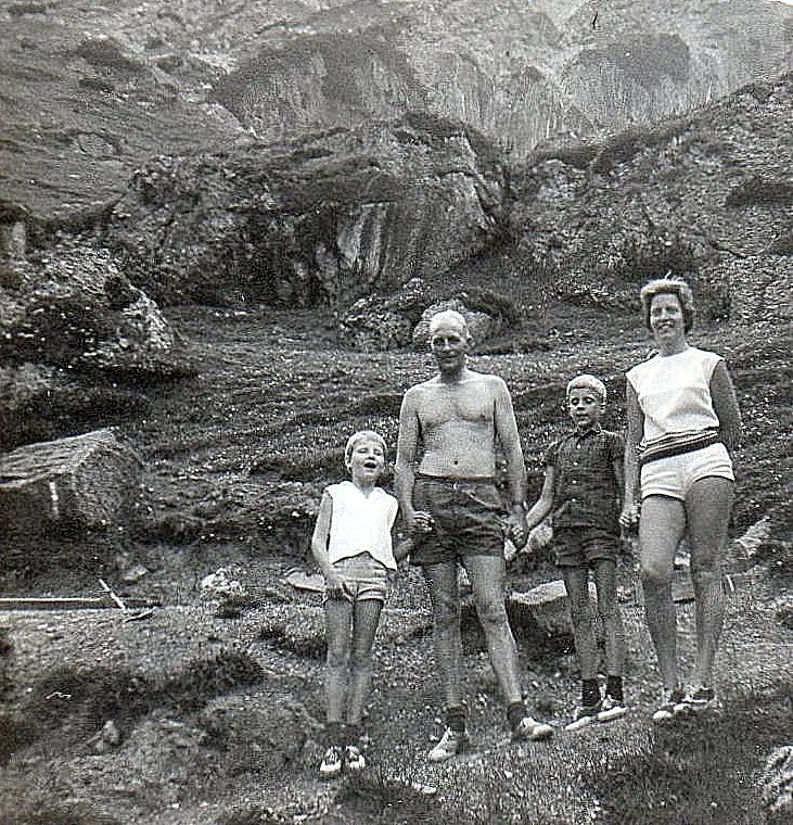 Anneke met haar ouders en broer in de Oostenrijkse bergen | Foto: privéarchief Anneke Berghout