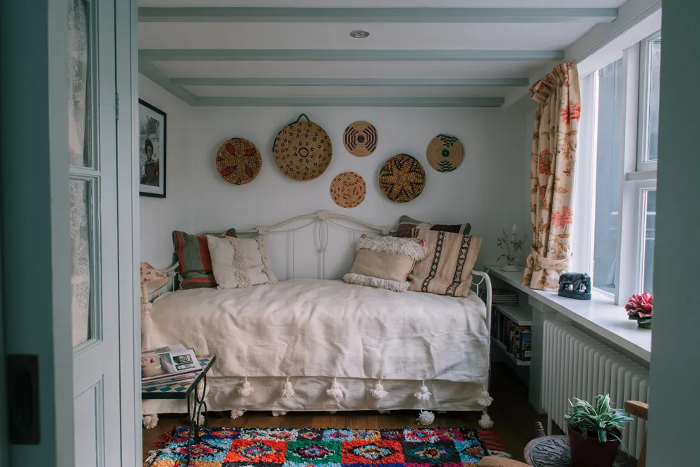Interieur met Marokkaanse schalen en kleden | Foto: Sheena Schouwink