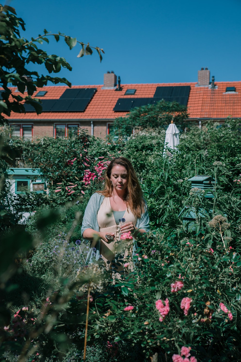 Anne Wieggers aan het werk in haar tuin | foto: Sheena Schouwink