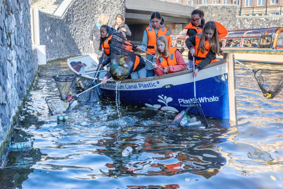 Vol enthousiasme varen kinderen mee met Plastic Whale | Foto: Plastic Whale