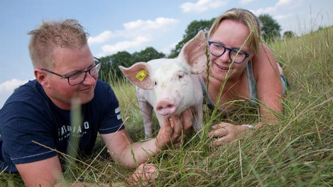 Varkensboer Koen en zijn vriendin Melissa met big | Bron: Foto van Koen Lipman
