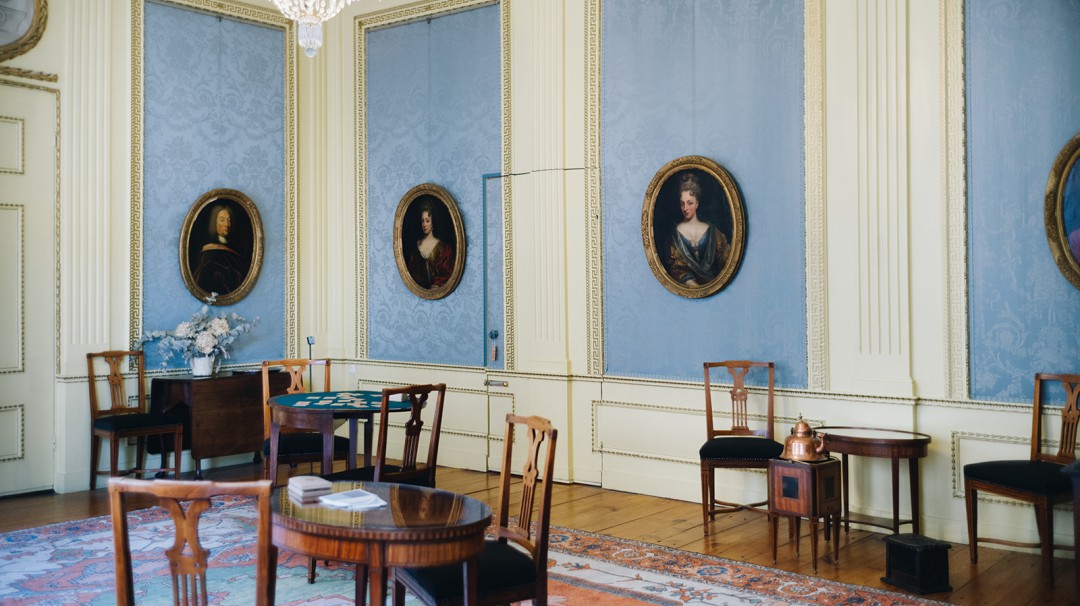 Kaartje leggen in de grote zaal van het Huis van Eysinga | Foto: Marjon Lukje