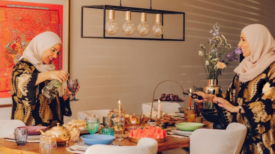 Zussen aan een gedekte tafel | Foto: Emma Peijnenburg