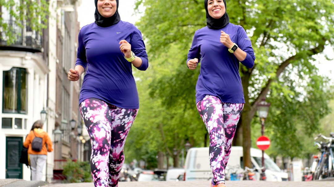 Zussen Najima (34) en Rachida (40) Kharbouch hardlopen | Foto: eigen archief