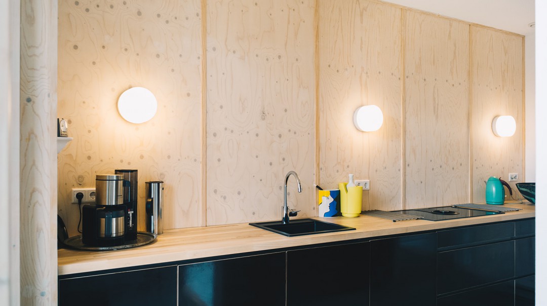 Keuken in huis gemaakt van hout | Foto: Marjon Lukje