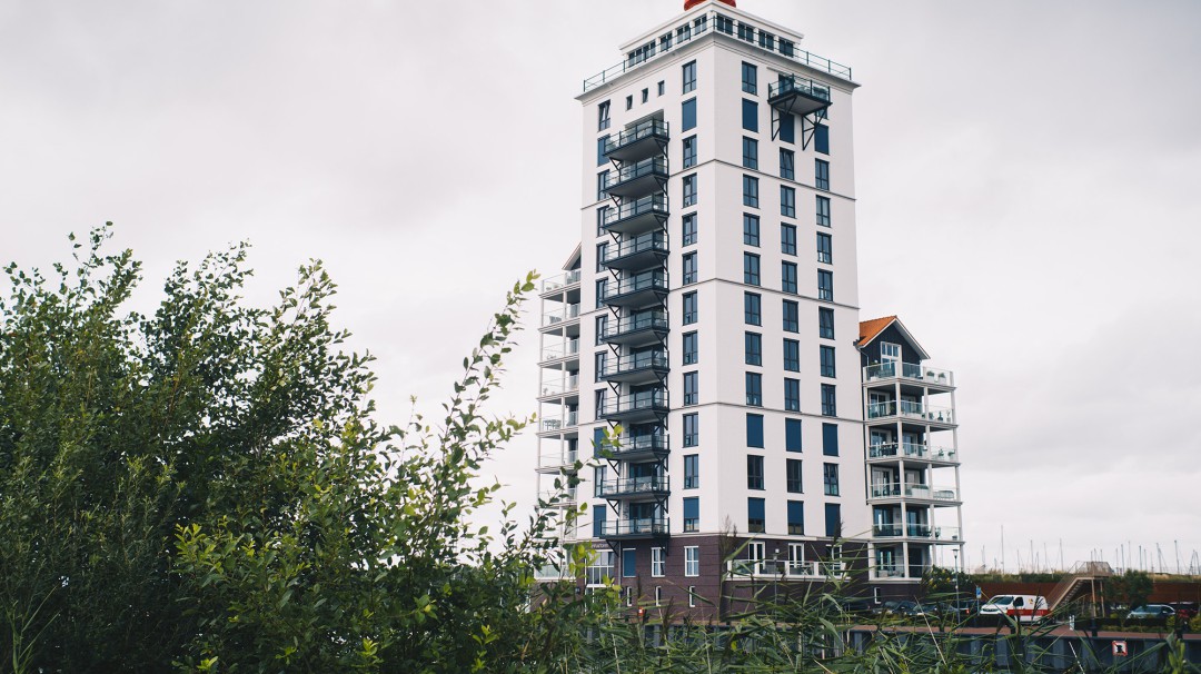 De bovenste twee etage met balkon behoren bij het penthouse | Foto: Marjon Lukje