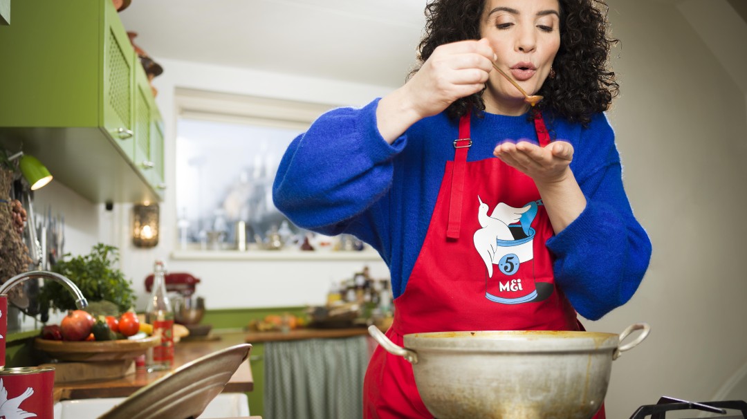 Nadia met haar Vrijheidssoep voor 5 mei | Foto: Merlijn Doomernik