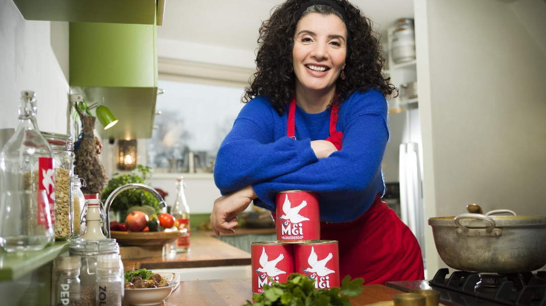 Nadia met haar Vrijheidssoep voor 5 mei | Foto: Merlijn Doomernik