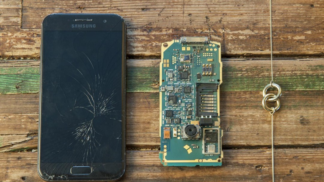 Uit je oude mobiel kunnen edelmetalen zoals goud en zilver gewonnen worden | beeld: NOWA
