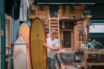 Surfboardbouwer - Foto" Sheena Schouwink