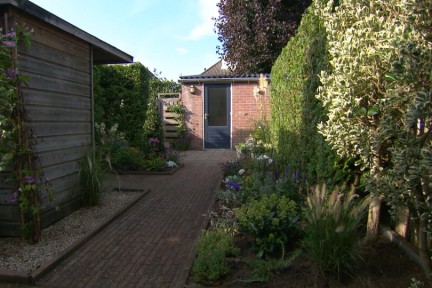 van kale tot kleurrijke tuin (132)