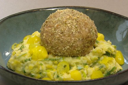 Gevulde gehaktbal met preistampot en A'damse uien