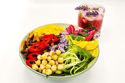 Vegetarische poké bowl, met mais, biet en hazelnoot