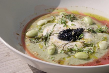 Gazpacho van doperwtjes, venkelcrème en aardbeiensiroop