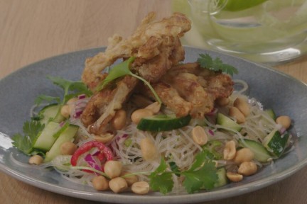 Een glasnoedelsalade met krokant gebakken oesterzwammen