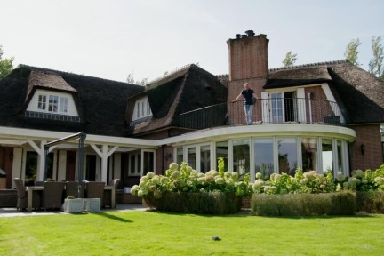 Vader en zoon genieten optimaal van hun droomhuis