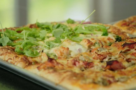 Plaatpizza met verschillende toppings