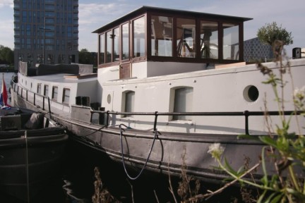 Strakke woonboot Amsterdam