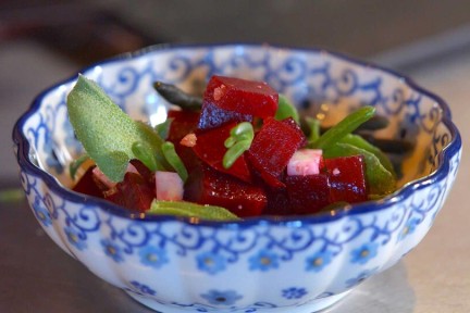 Gepofte knoflooksoep met bietensalade