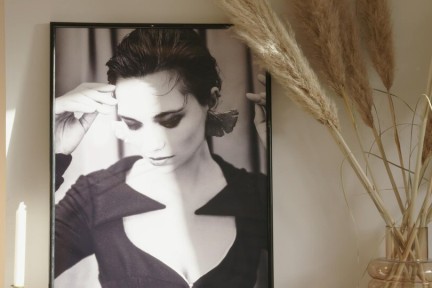 Woning in jaren '30 stijl met veel hout, licht en vintagevondsten