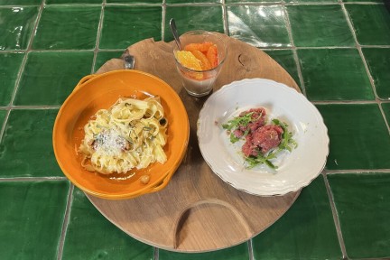 Tajarin pasta, kalfstartaar en panna cotta